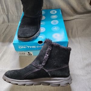 Skechers On The Go Dazzling Boots Black - Faux Fur Lining - Women's Size 8.5